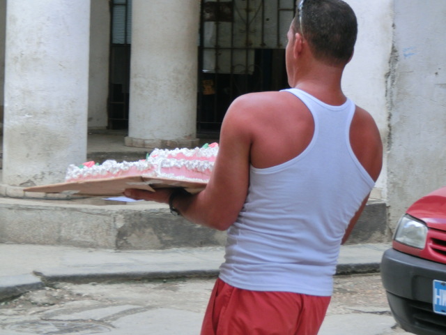 ケーキを運ぶ男性