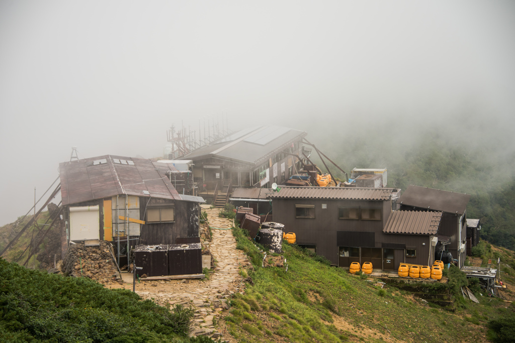 山小屋の上を