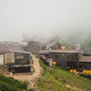 山小屋の上を