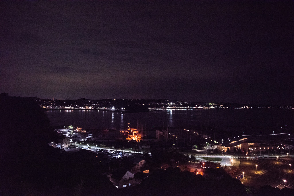 夜のヨットハーバー