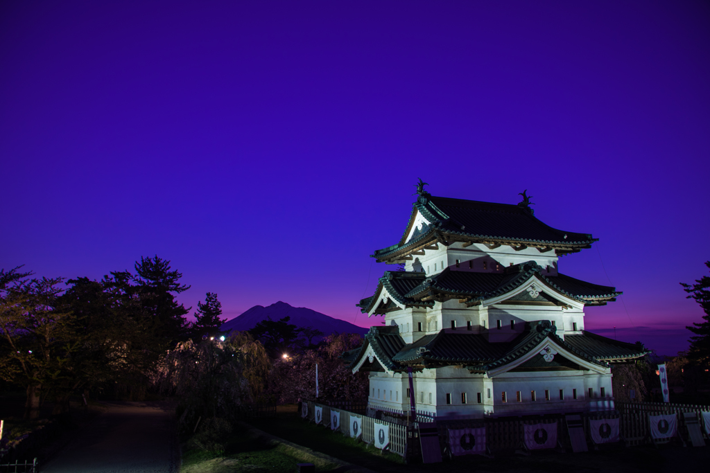 弘前城と岩木山