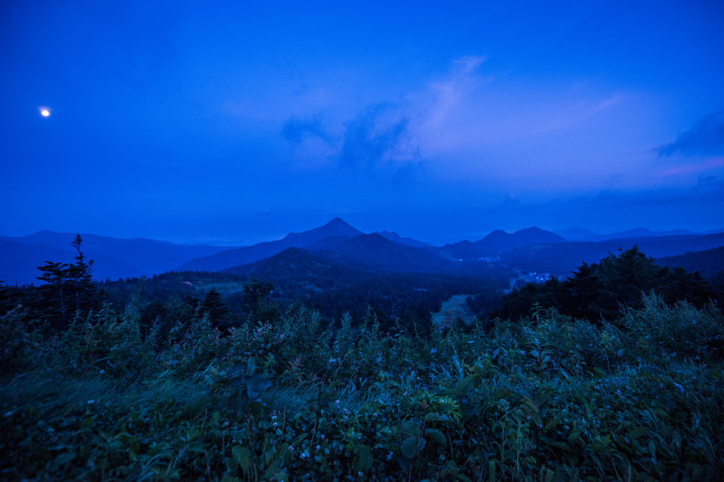 朝が訪れ月が沈む