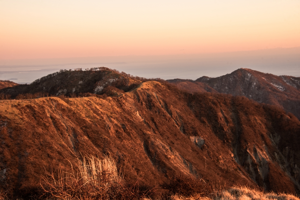 夕陽に染まる丹沢山と塔ﾉ岳