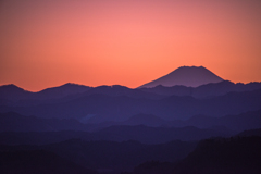 折り重なる山々の向こうに