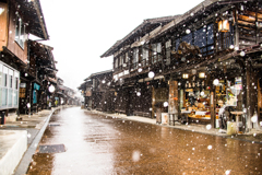 雪の舞う宿場