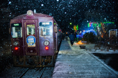 雪の舞うプラットホームで