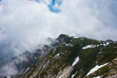 雲かかる伊那前岳