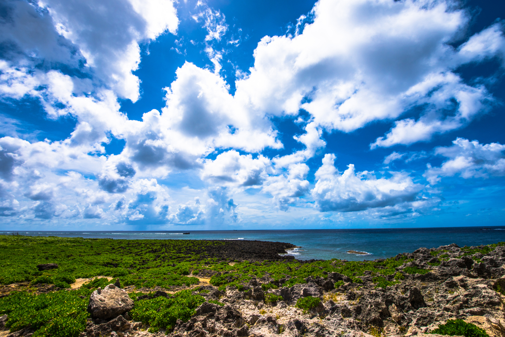海と空と漁船と