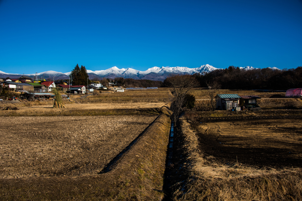 冬の田園と八ヶ岳(遠景）