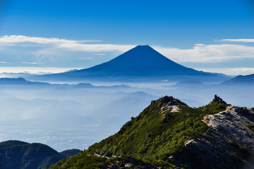 薬師岳の向こうに