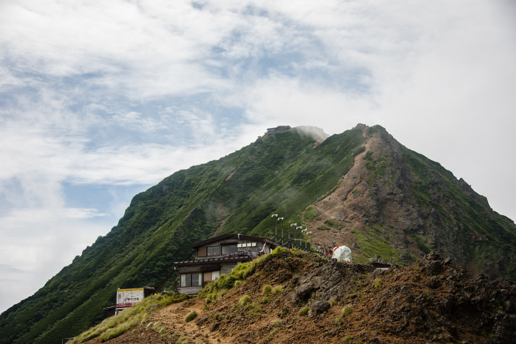 二つの山小屋と山頂