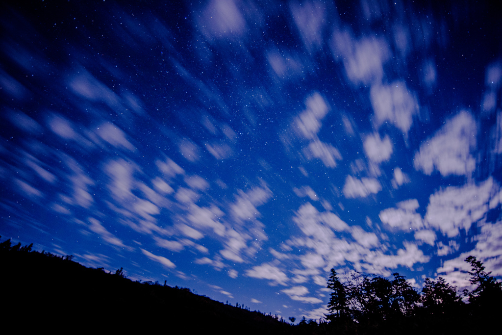 夜空を流れる雲たち