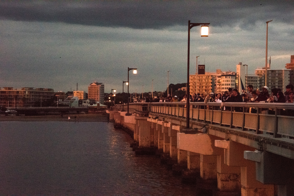夕陽に染まる弁天橋