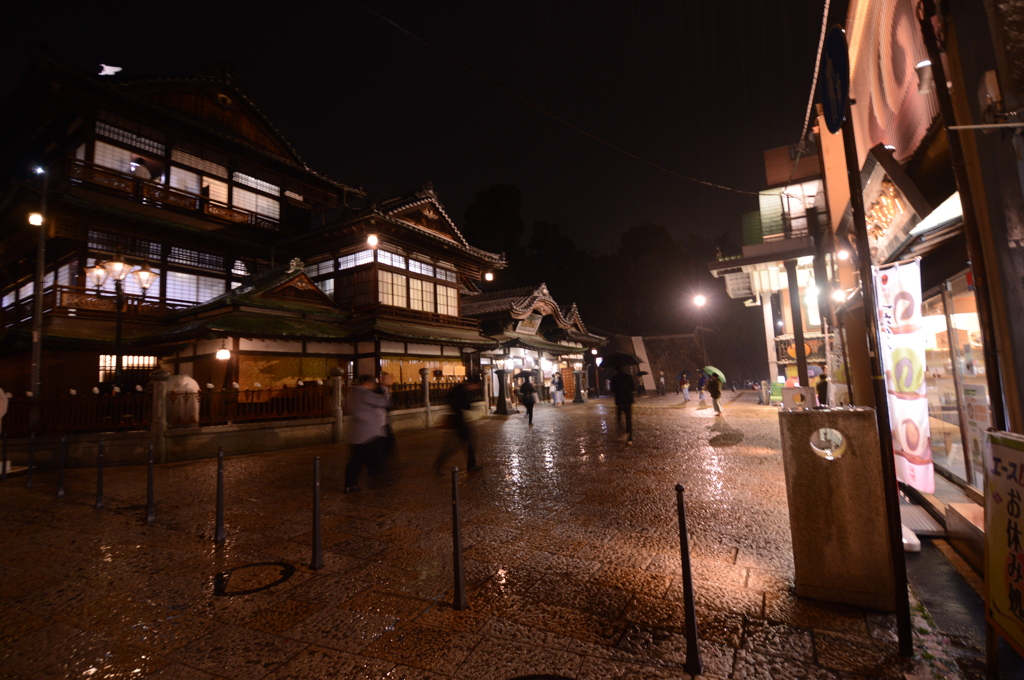 雨の道後温泉