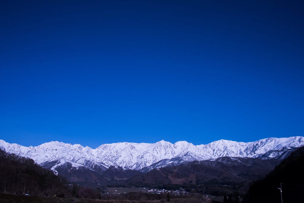 空の青さと頂の白さと