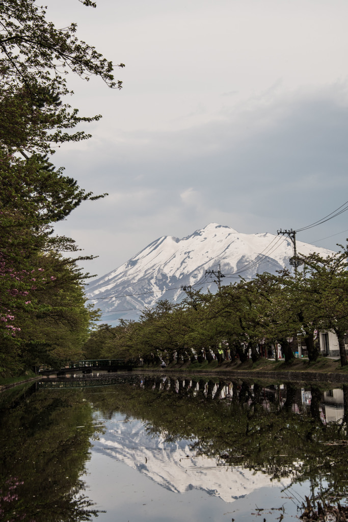 お堀に映る岩木山