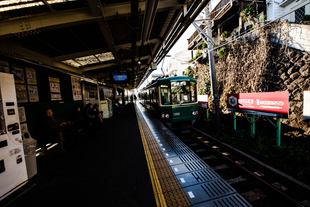 七里ヶ浜駅ホームで