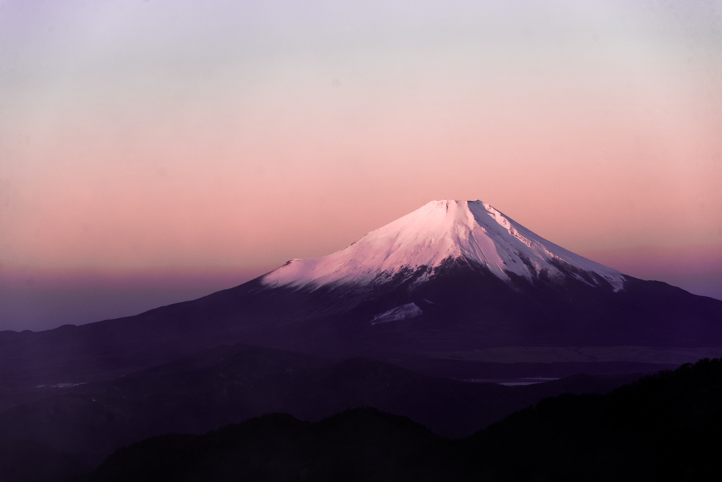 朝陽の中の富士山
