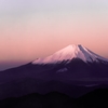 朝陽の中の富士山