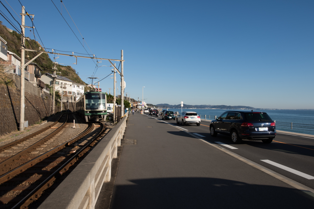 海と車と江ノ電と