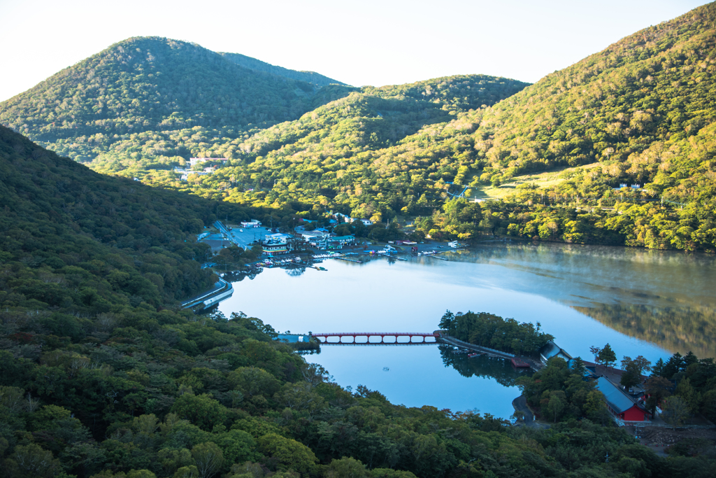 湖畔に訪れる朝