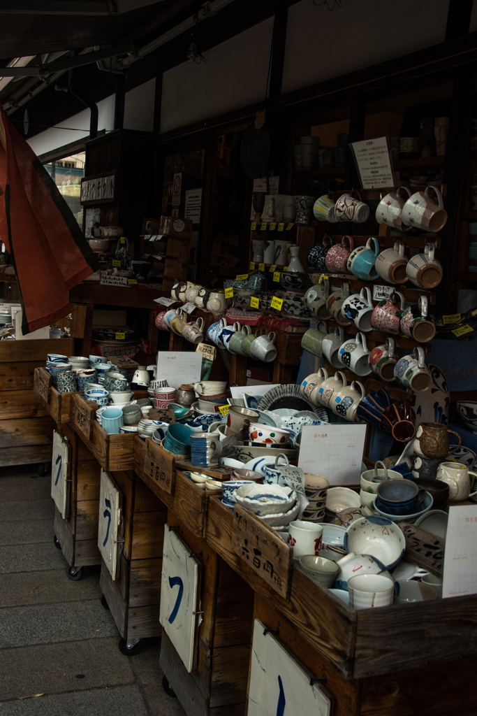 瀬戸物屋の店先