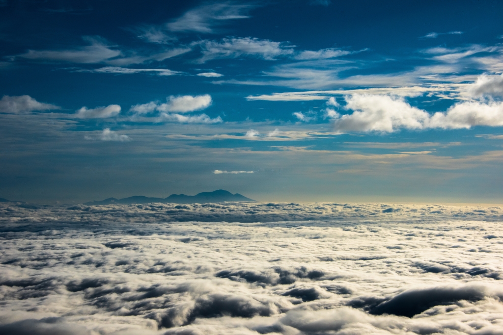 雲海に浮かぶ浅間山