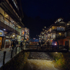 夜の温泉街