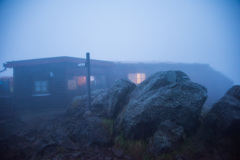 北峰山頂標示と頂上山荘