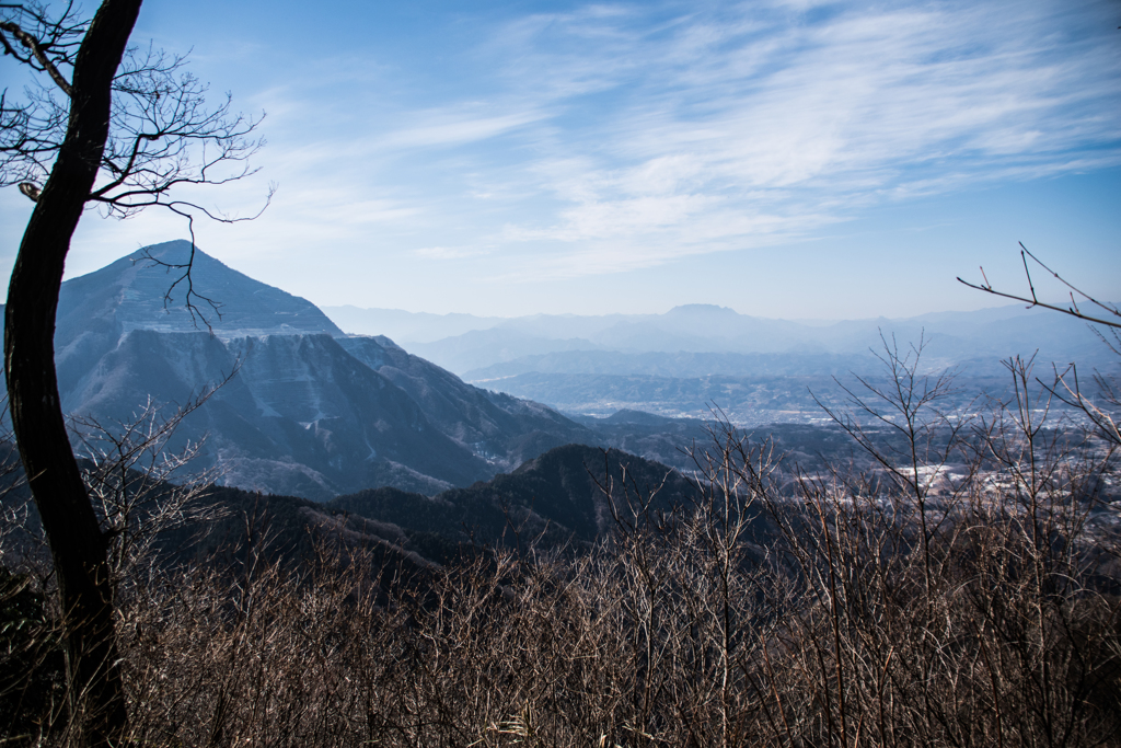 武甲山と両神山と秩父の街と