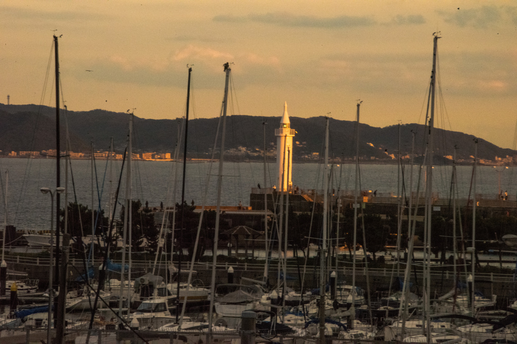 夕暮れのヨットハーバー