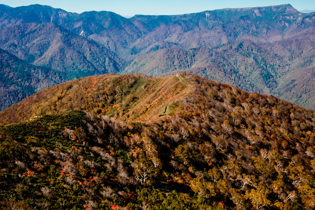 松手山と苗場山