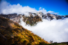 紅葉の尾根に陽がさして