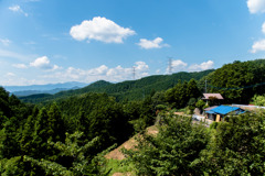 青い空と青い屋根