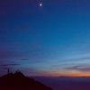 夕焼けと月と登山者と