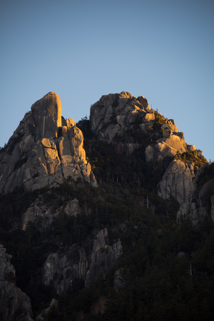 朝日の当たる岩峰