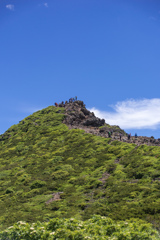 青空の中の山頂