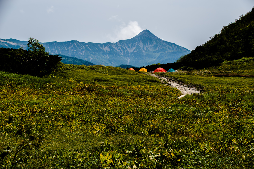 笠ヶ岳を望むテン場