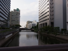 ビルの谷間