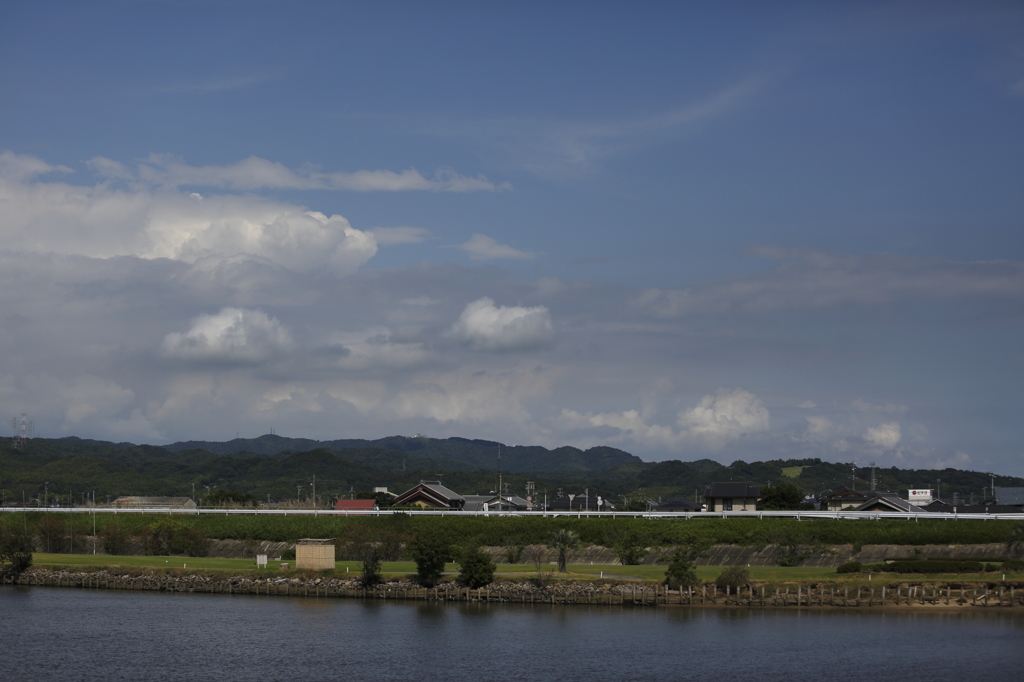 川と雲