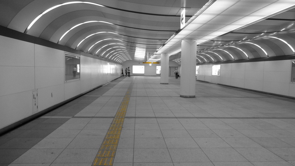 駅の地下道