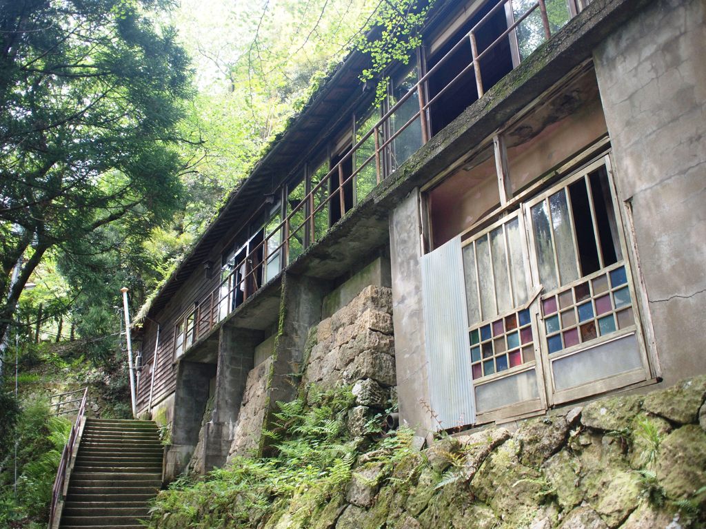 ハニベ岩窟院にて