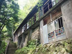 ハニベ岩窟院にて