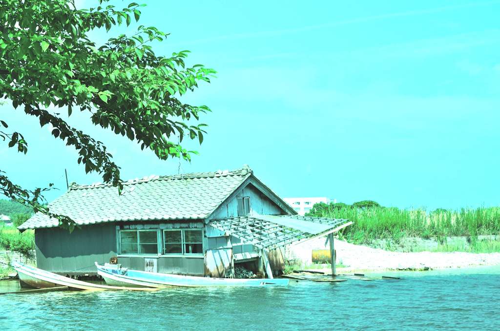 湖畔の廃屋