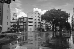 打ち水に空と雲