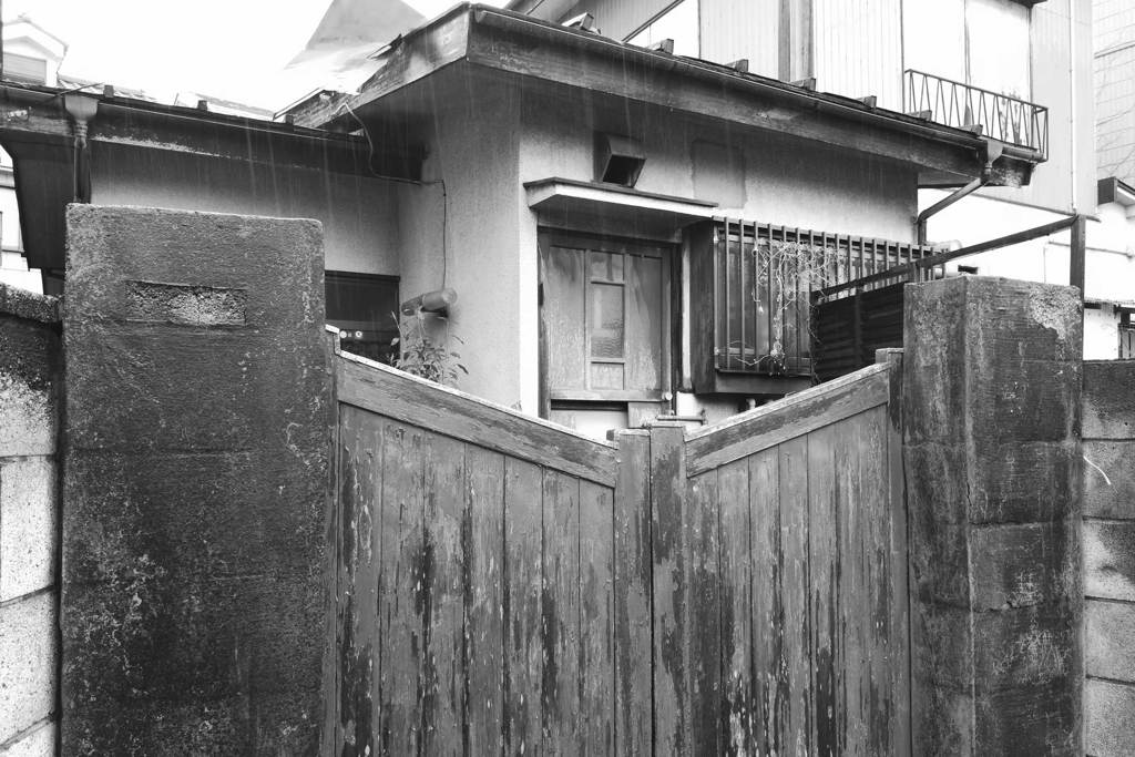 雨の日の空き家