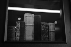 古書と本棚