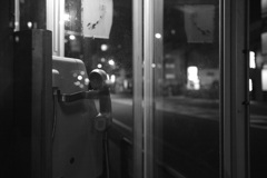 夜の電話ボックス