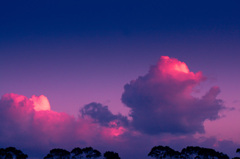 窓の外は夕焼け空