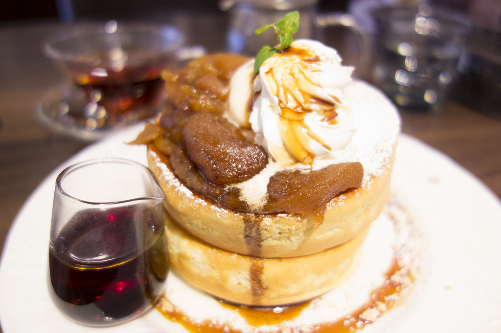 カラメルりんごのスフレパンケーキ